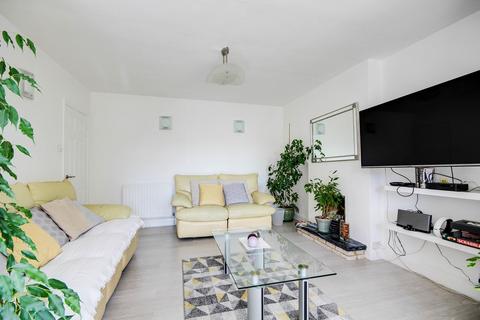 20b The Grove, Coulsdon, CR5 2BH