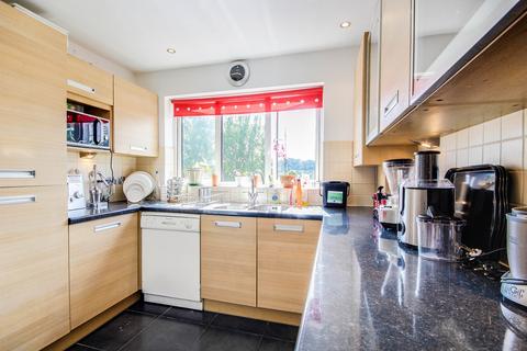 20b The Grove, Coulsdon, CR5 2BH