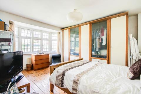20b The Grove, Coulsdon, CR5 2BH