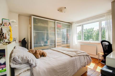 20b The Grove, Coulsdon, CR5 2BH