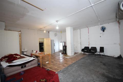 Warehouse to rent - Manor Park Road, London