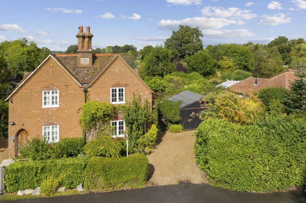 Downside Common, Downside, Cobham, KT11 3 bed semidetached house £