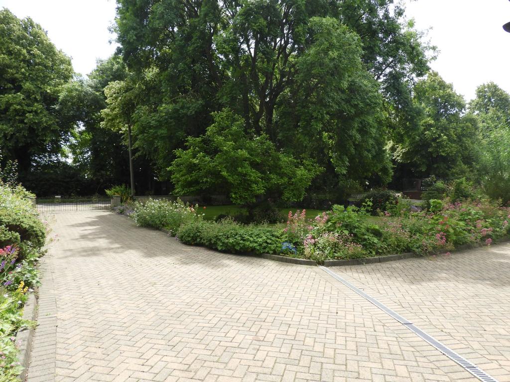 Station Road,Arksey,Doncaster, DN5 3 bed detached bungalow £250,000