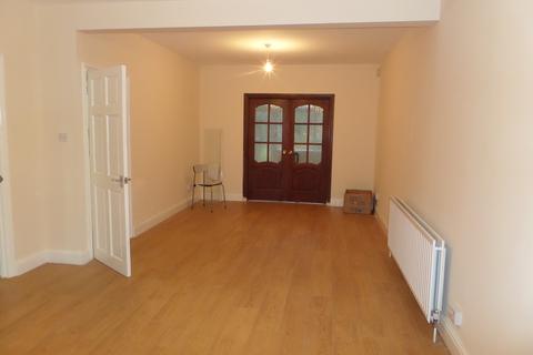 3 bedroom semi-detached house to rent, Ellington Road, Hounslow