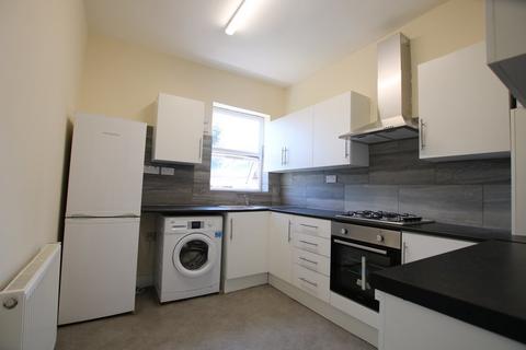 3 bedroom flat to rent, Ash Grove, Cricklewood, London, NW2