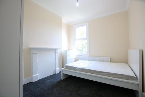 3 bedroom flat to rent, Ash Grove, Cricklewood, London, NW2