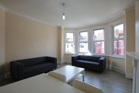 3 bedroom flat to rent, Ash Grove, Cricklewood, London, NW2