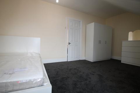 3 bedroom flat to rent, Ash Grove, Cricklewood, London, NW2