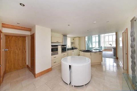 3 bedroom penthouse to rent, Vale Royal Drive, Whitegate