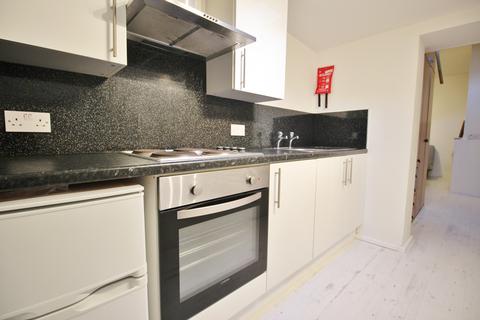 Studio to rent, High Road, Whetstone N20