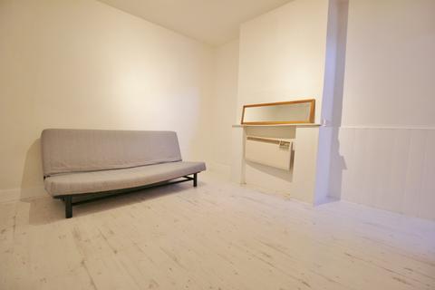 Studio to rent, High Road, Whetstone N20