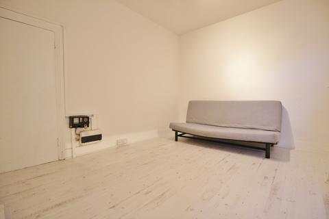 Studio to rent, High Road, Whetstone N20