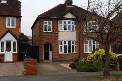 3 bedroom semi-detached house to rent, Dickins Road, Warwick