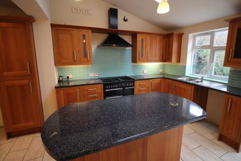 3 bedroom semi-detached house to rent, Dickins Road, Warwick