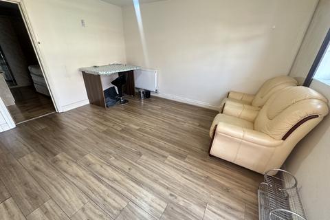 Studio to rent, West Way, Hounslow, Middlesex, TW5