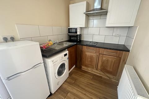 Studio to rent, West Way, Hounslow, Middlesex, TW5