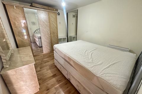 Studio to rent, West Way, Hounslow, Middlesex, TW5