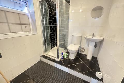 Studio to rent, West Way, Hounslow, Middlesex, TW5