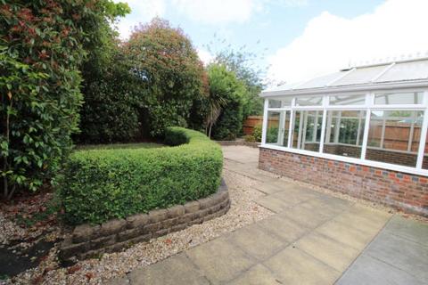 3 bedroom detached house to rent, Wollaton Road, Ferndown BH22