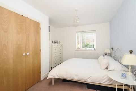 2 bedroom apartment to rent, Sundeala Close,  Sunbury-on-Thames,  TW16