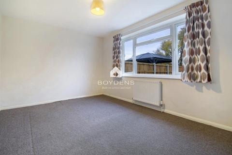 2 bedroom semi-detached bungalow to rent, Walden Way, Frinton-On-Sea CO13