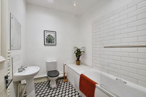 2 bedroom apartment to rent, Castle Street, Salisbury.
