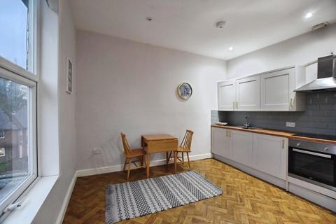 2 bedroom apartment to rent, Castle Street, Salisbury.