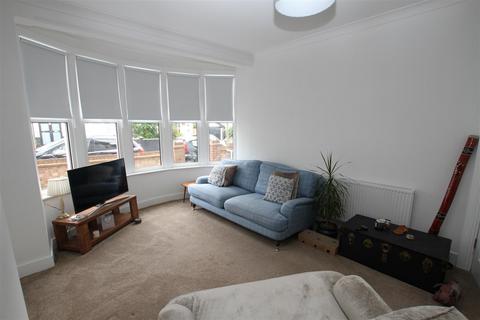 1 bedroom flat to rent, Oakleigh Park Drive, Leigh-On-Sea