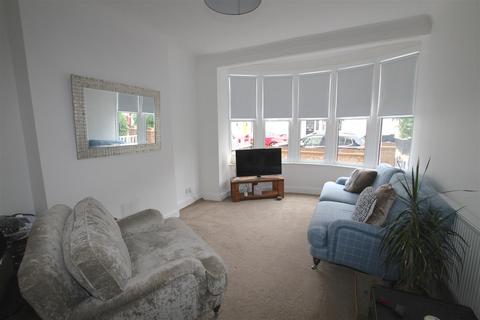 1 bedroom flat to rent, Oakleigh Park Drive, Leigh-On-Sea