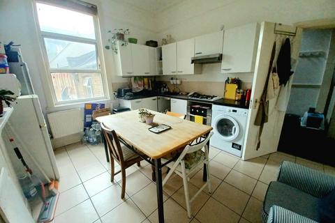 4 bedroom flat to rent, Hornsey Road, Holloway