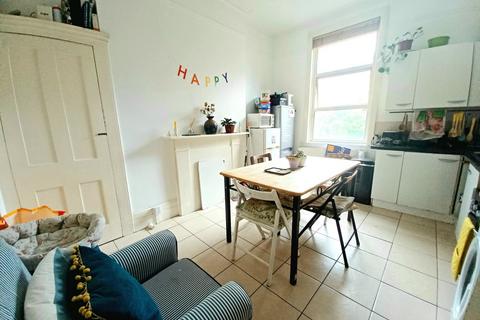 4 bedroom flat to rent, Hornsey Road, Holloway