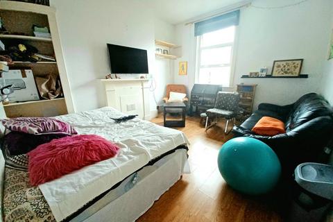 4 bedroom flat to rent, Hornsey Road, Holloway