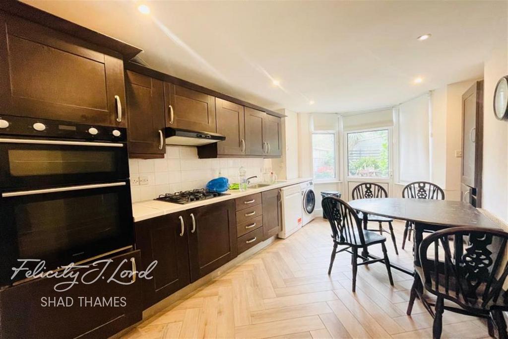 Elcot Avenue, SE15 4 bed detached house to rent £3,250 pcm (£750 pw)