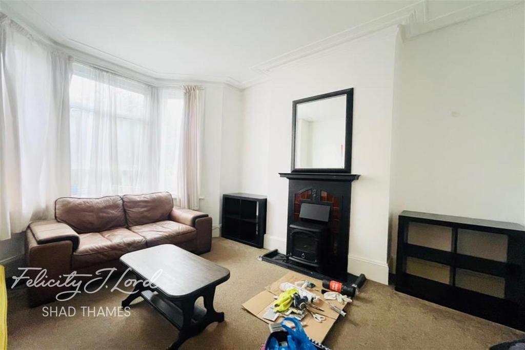 Elcot Avenue, SE15 4 bed detached house to rent £3,250 pcm (£750 pw)