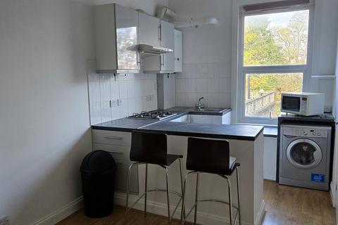 2 bedroom flat to rent, Upper Richmond Road , Putney SW15