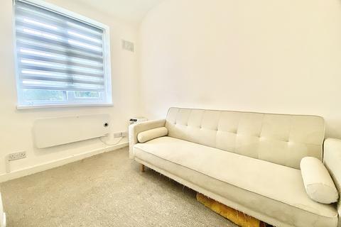 1 bedroom flat to rent, Wood End Close, Northolt UB5