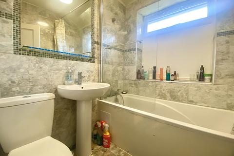 1 bedroom flat to rent, Wood End Close, Northolt UB5