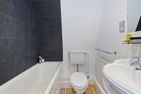 4 bedroom flat to rent, Ledbury Road, London, W11