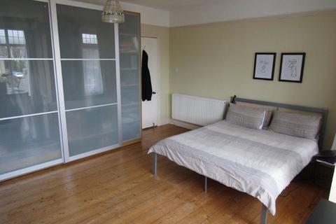 3 bedroom semi-detached house to rent, Highfield Crescent , Southampton