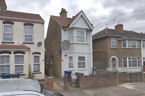 3 bedroom end of terrace house to rent, Mount Avenue, Southall