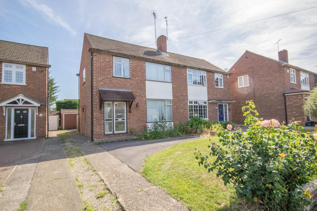 Queenswood Avenue, Hutton, Brentwood, Essex, CM13 3 bed semidetached
