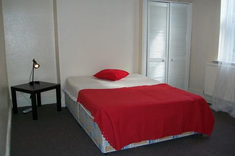 undefined, 5 double bedrooms with a spare room Landcross Road M14