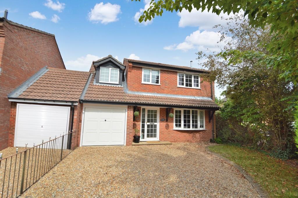 Kelburn Close, Chandler's Ford 4 bed link detached house £430,000