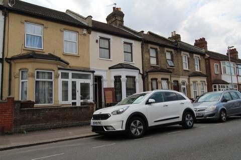 3 bedroom terraced house to rent, Faircross Avenue, Barking, Essex, IG11