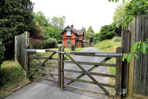 2 bedroom detached house to rent, Moorhurst Lane, Holmwood, Dorking