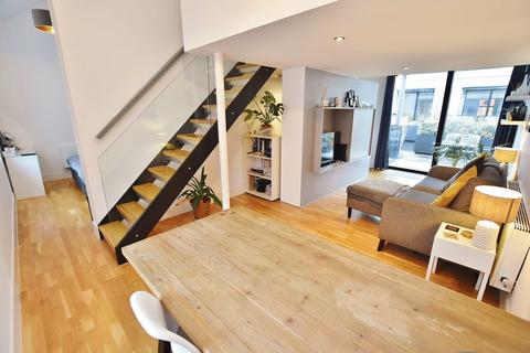 3 bedroom terraced house to rent, Ash Street, Salford