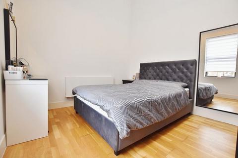 3 bedroom terraced house to rent, Ash Street, Salford