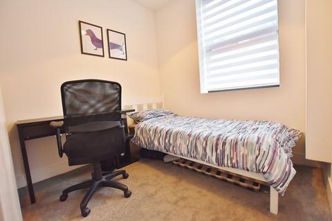 3 bedroom terraced house to rent, Ash Street, Salford