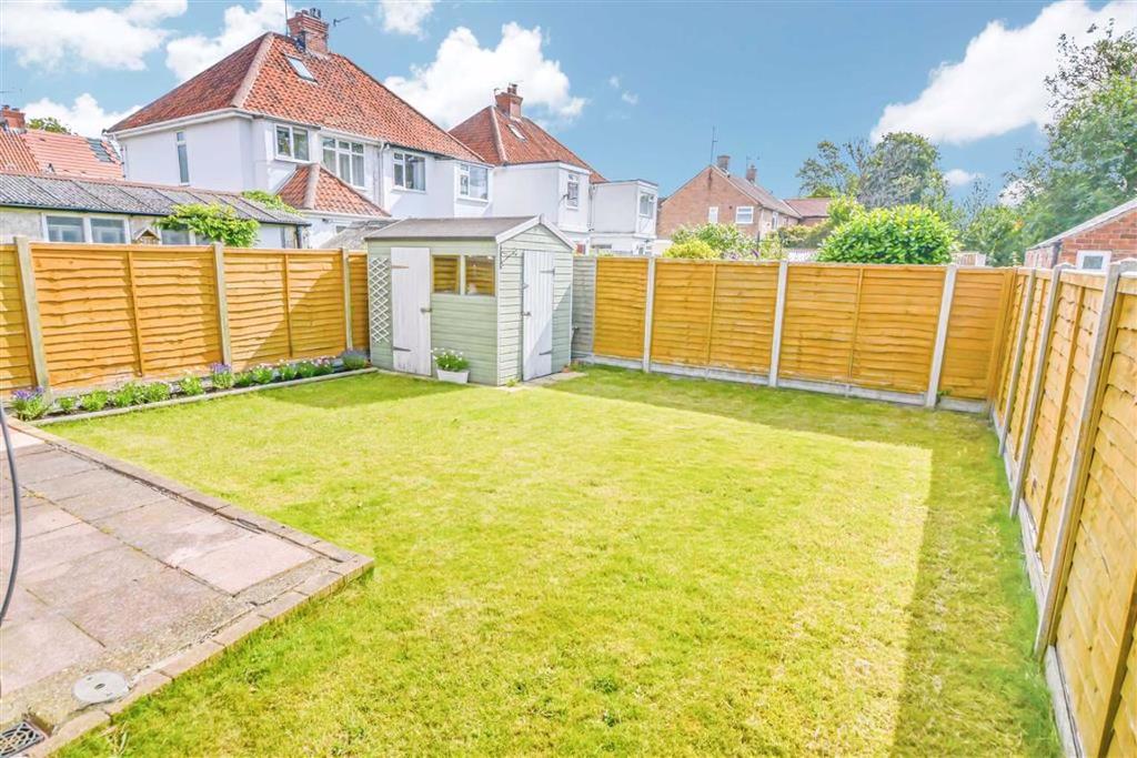 Southwood Road, Cottingham, East Riding Of Yorkshire 4 bed semi