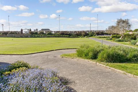3 bedroom flat for sale, Winchelsea Gardens, Worthing, West Sussex